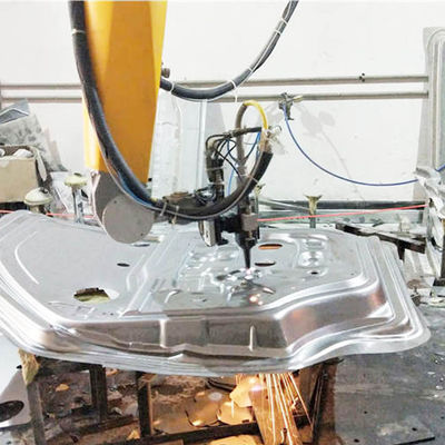 Máquina de corte a laser 3D utilizada para cortar bordas e furos de várias peças de revestimento e revestimentos de chapa metálica